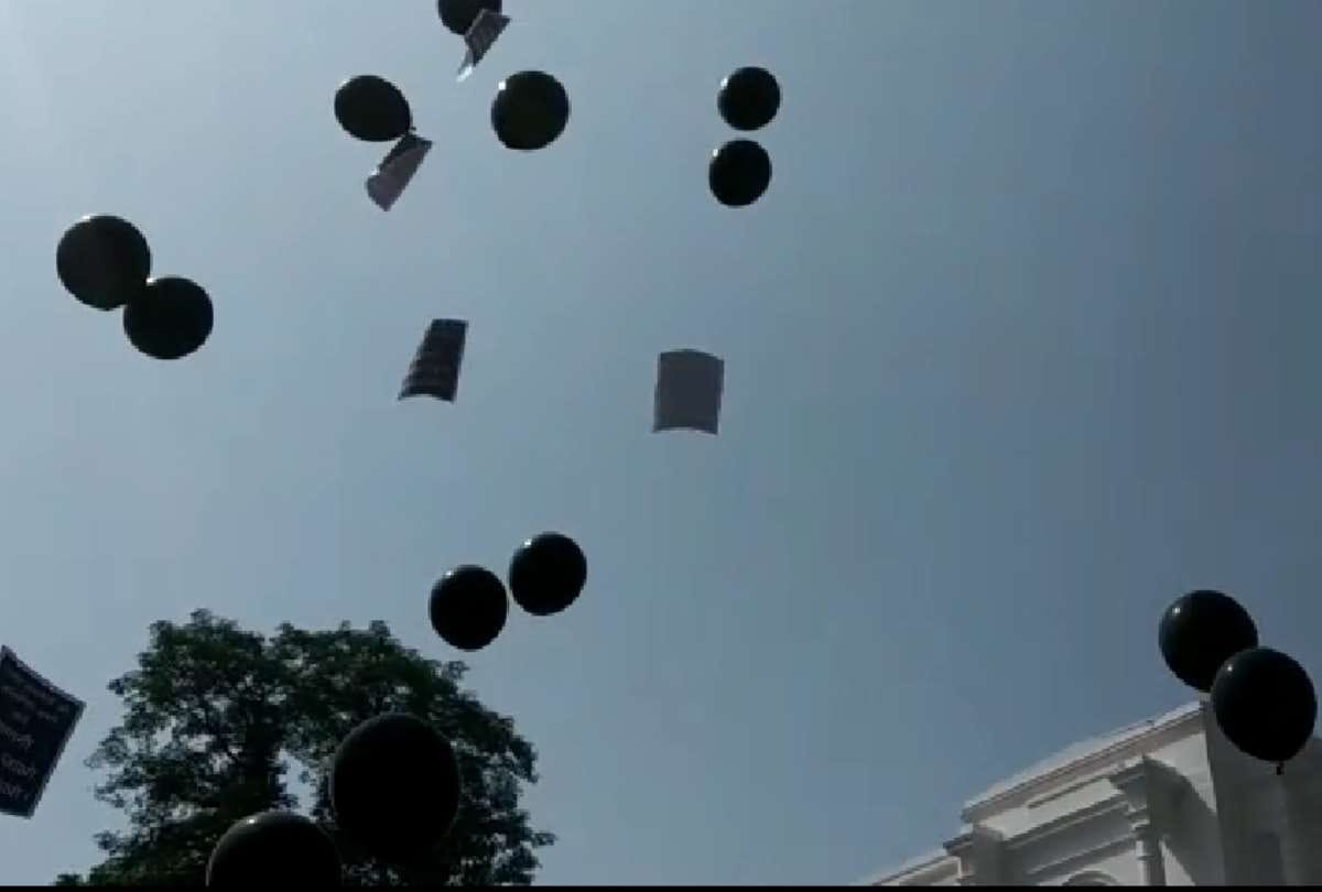 congress leaders blow black balloons against gujarat's CM vijay rupani
