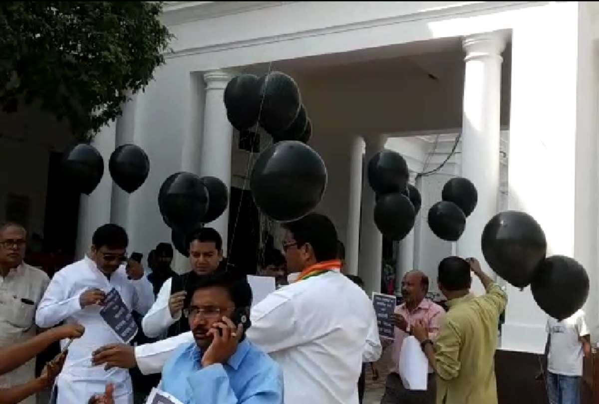 congress leaders blow black balloons against gujarat's CM vijay rupani