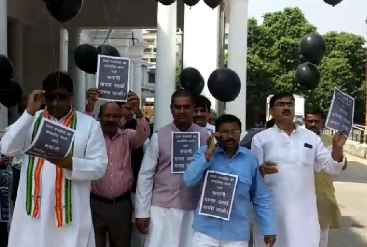 congress leaders blow black balloons against gujarat's CM vijay rupani