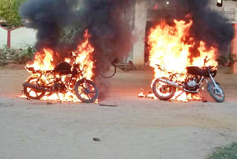 युवकों में तकरार के बाद बवाल, तीन मोटरसाइकिलें फूंकी 