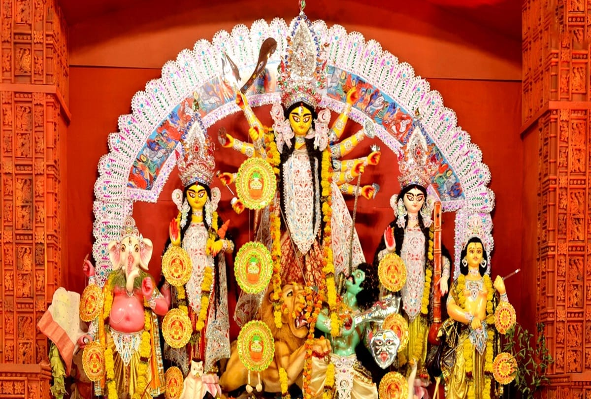 दुर्गा प्रतिमाओं से चोरों ने नोटों की माला उड़ाई