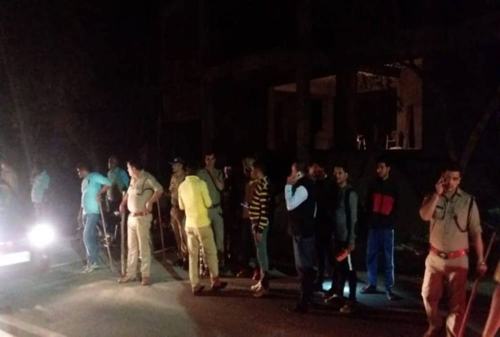 Police Lathi charge on Aiims students and Colony peoples after Stone throwing in rishikesh