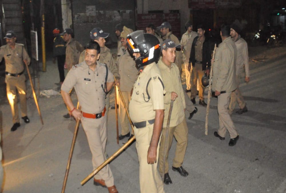 Police Lathi charge on Aiims students and Colony peoples after Stone throwing in rishikesh