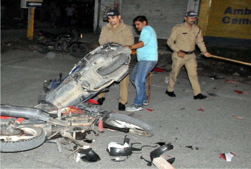Police Lathi charge on Aiims students and Colony peoples after Stone throwing in rishikesh