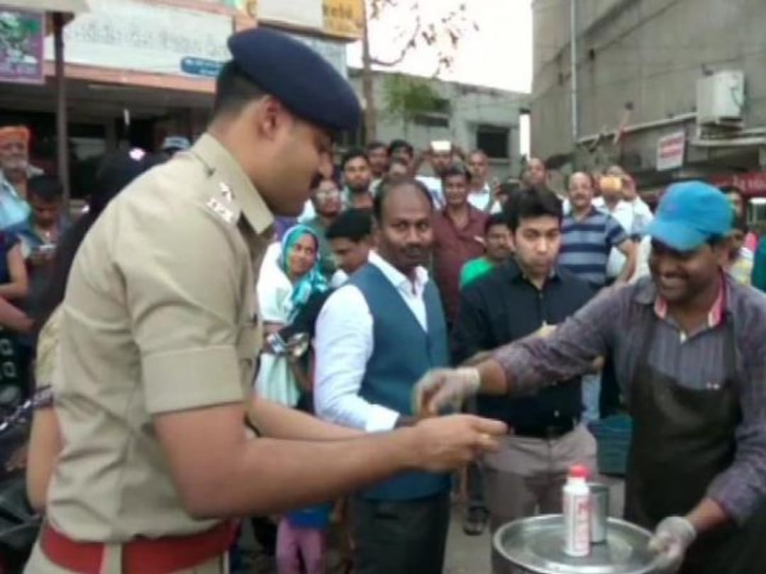 Gujarat police eats pani puri with north indians