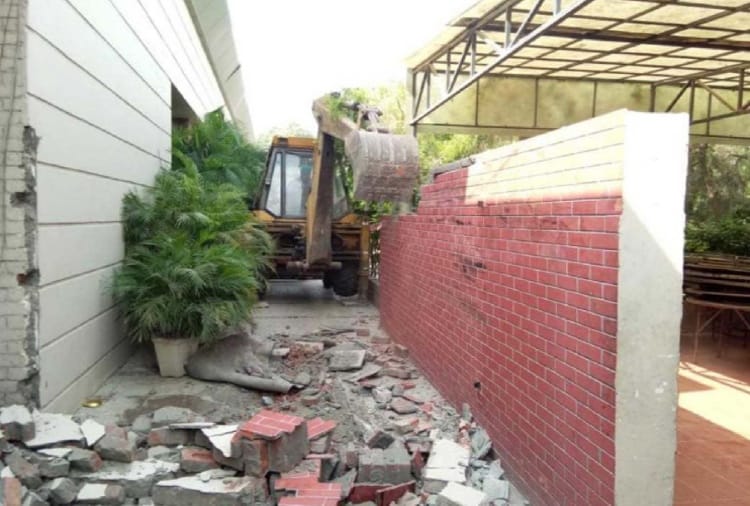 Municipal Corporation reached Break Illegal construction of Hotel,Former MLA stop