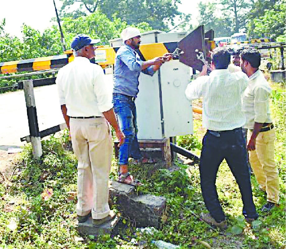 Accident at Bairagarh railway crossing: Four people injured due to gate breaking, Divisional management sought report of accident