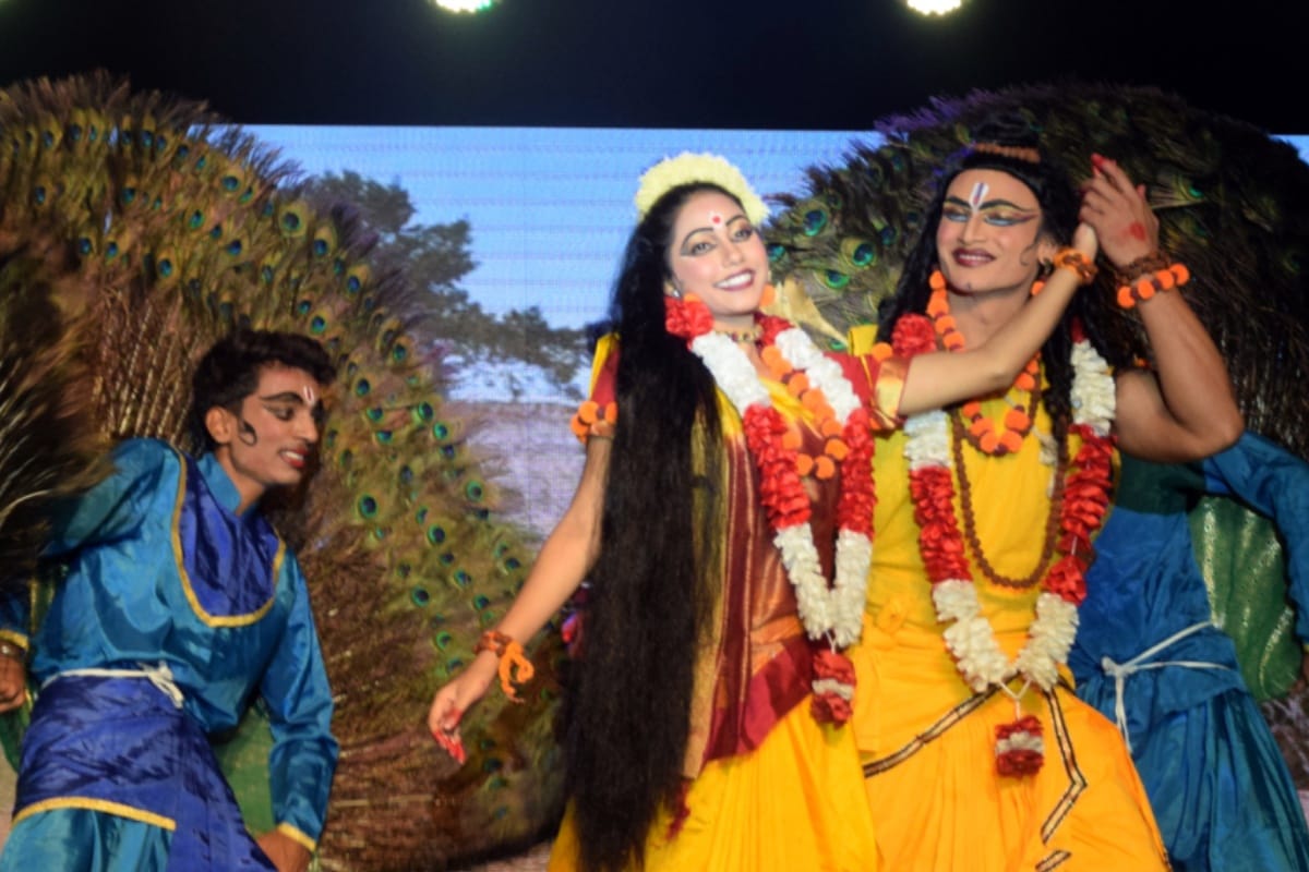 people gets emotional watching Ramleela on stage in meerut see pictures