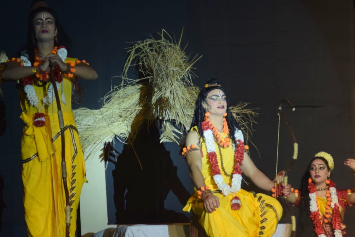 people gets emotional watching Ramleela on stage in meerut see pictures