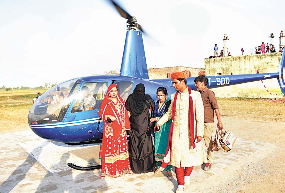 imran come with wife in helicopter.