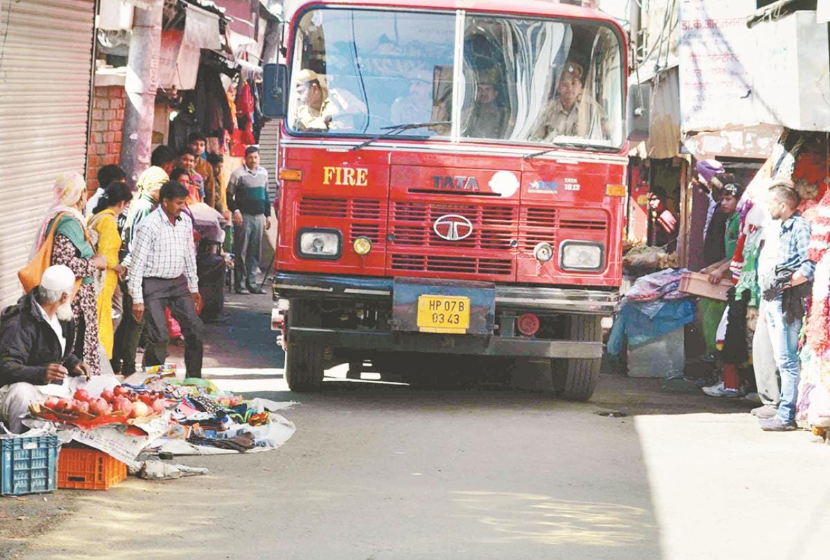 लोअर बाजार में दस जगह फिर फंसा अग्निशमन वाहन