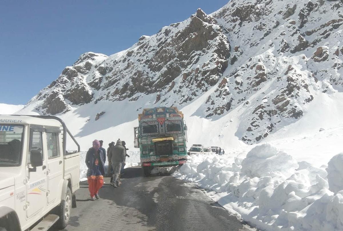 snowfall at peaks of manali kullu himachal pradesh