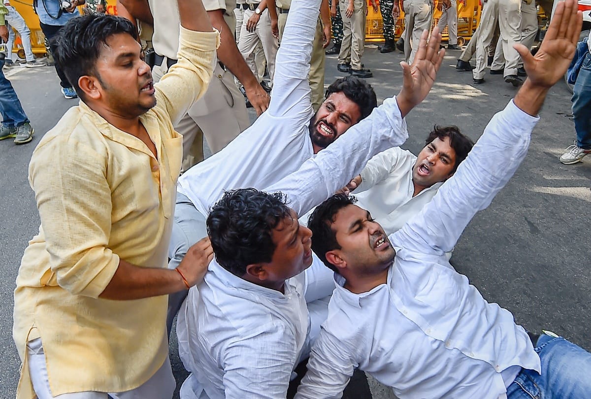 Youth Congress members protest against MJ Akbar delhi