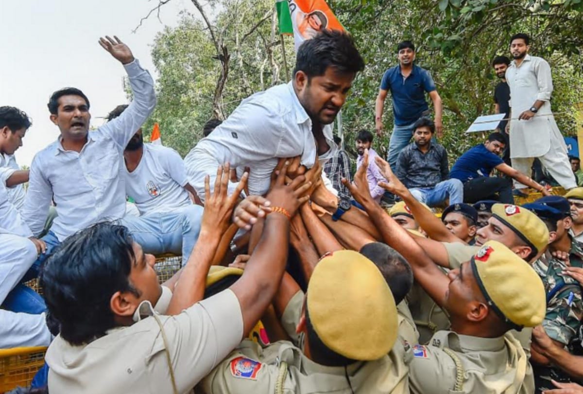 Youth Congress members protest against MJ Akbar delhi