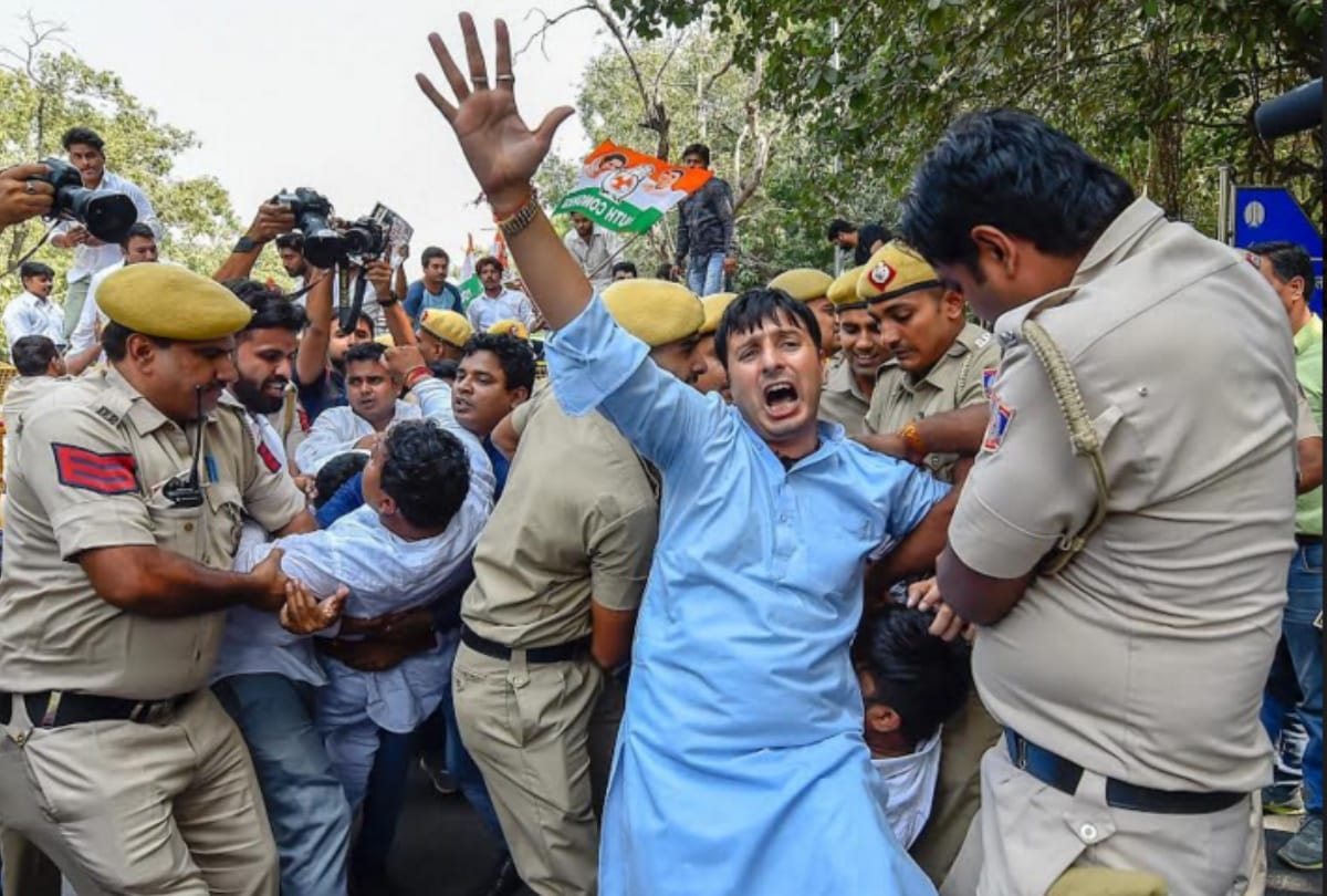 Youth Congress members protest against MJ Akbar delhi