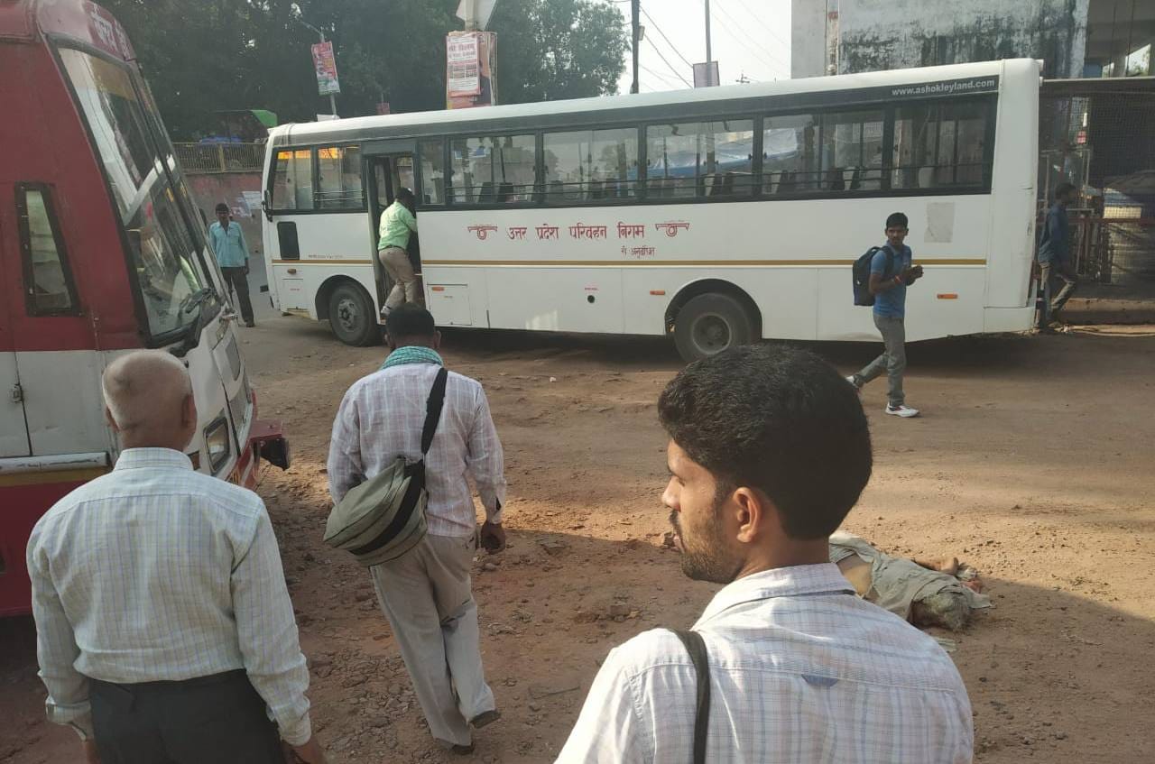 Deadbody in ballia roadways no one care him
