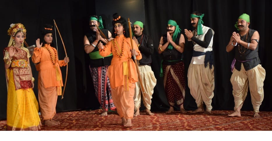 'Sakha is said Raj dulare kali Ayodhya Suni laagee oveen lage ujade'