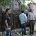 बंगले के बाहर खड़ी पुलिस टीम