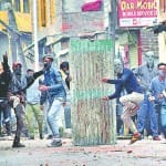 प्रदर्शनकारियों ने सुरक्षा बलों पर किया पथराव