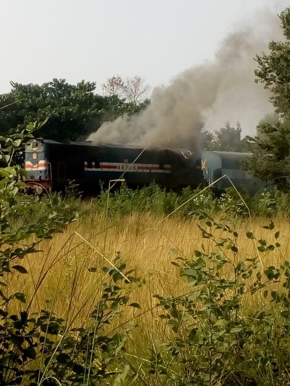 अचानक इंजन में लगी आग, चालक की सूझबूझ से टला हादसा