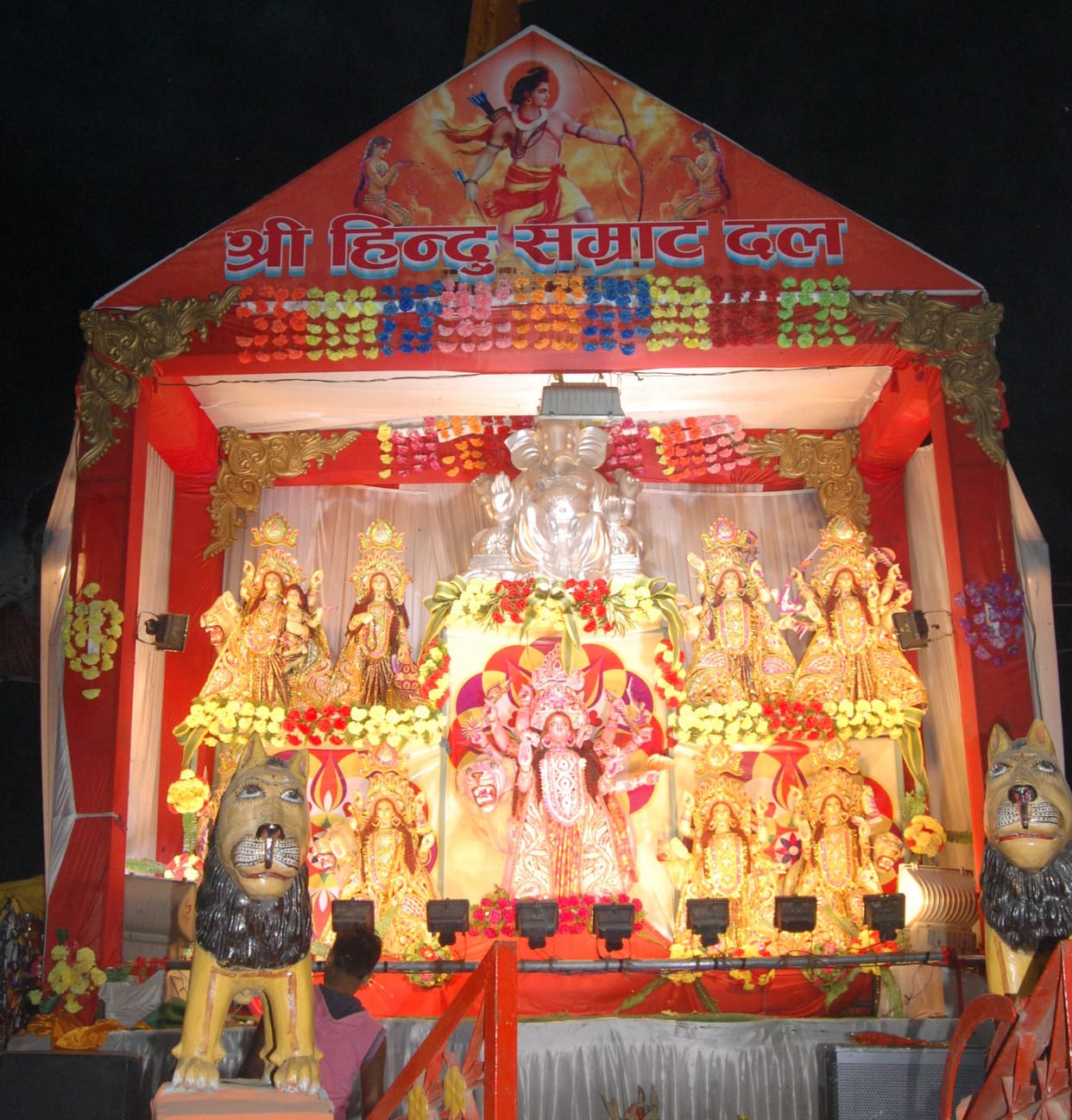 विधि-विधान से जयघोष के बीच देवी प्रतिमाओं के खुले पट
