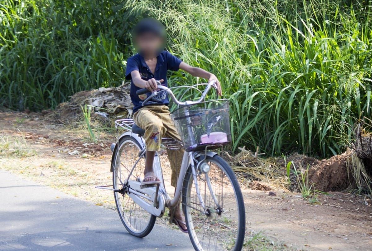 Minor Boy reached airport on bicycle in Faridabad