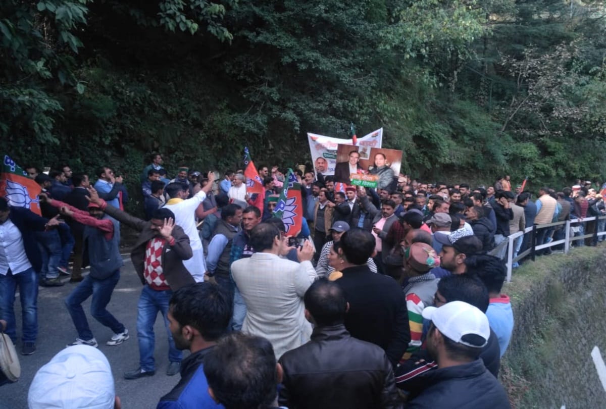 traffic jam in shimla due to political function at secretariat
