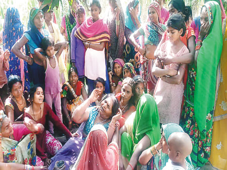 bujurg pita ko khurapa va dande se hamalaakar maar daala