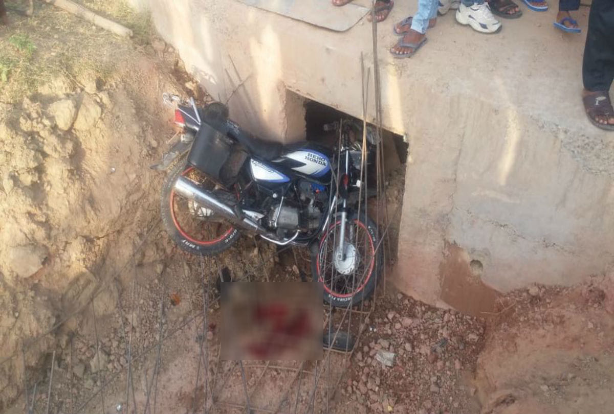 father son died in road accident in tundla
