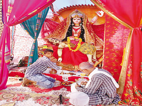 Mother devotees of goddess temples worshiped Kalaratri
