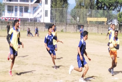 six feet long cobra reached in the ground during hockey match