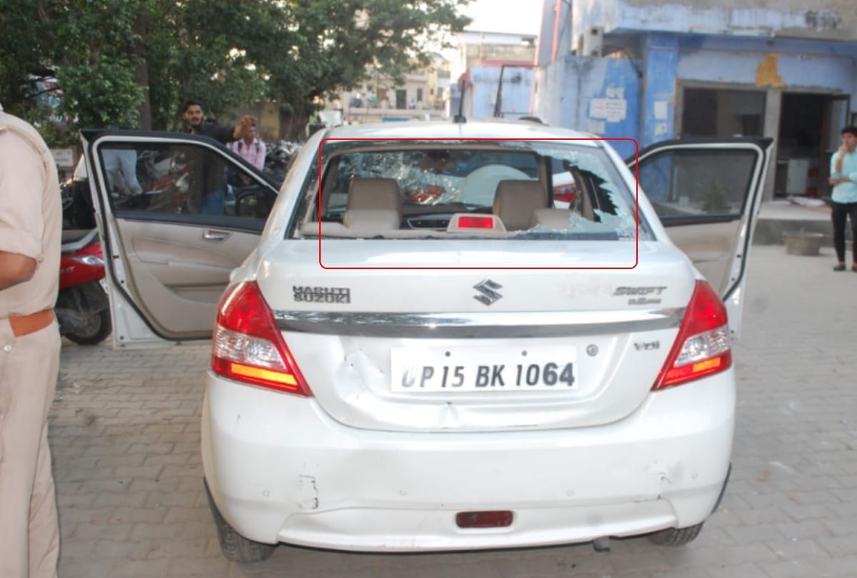 dozen of boys Firing and stone pelting on the student leaders car in meerut
