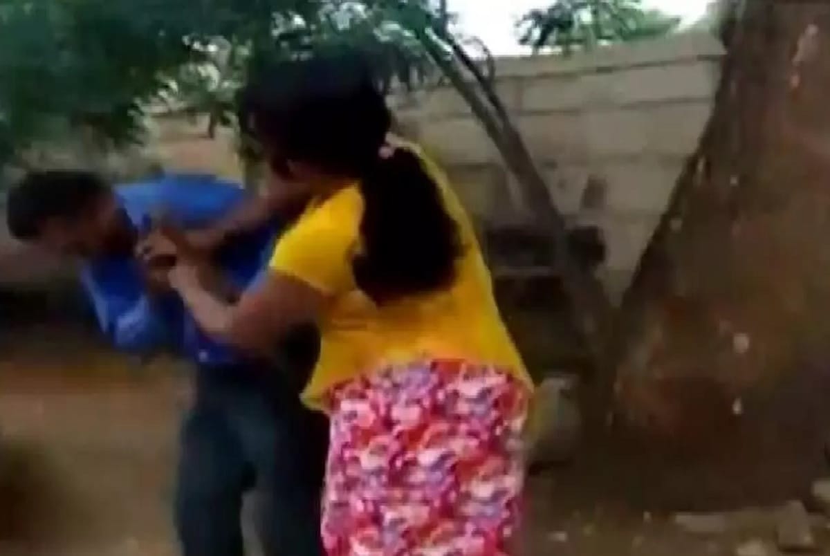 Woman in Karnataka thrashes a bank manager for allegedly asking sexual favours to approve her loan