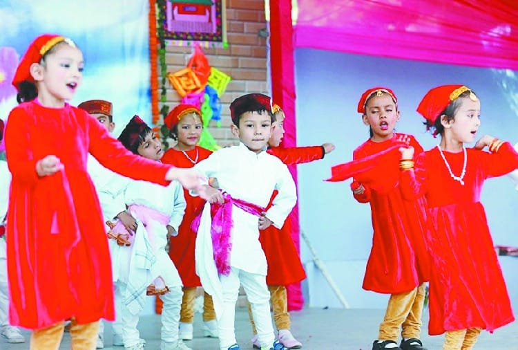 सम्मान पाकर चहके मेधावी विद्यार्थी