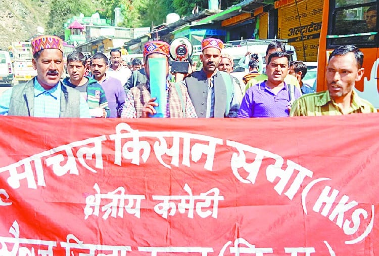 सैंज अस्पताल में डॉक्टर न होने पर किया प्रदर्शन