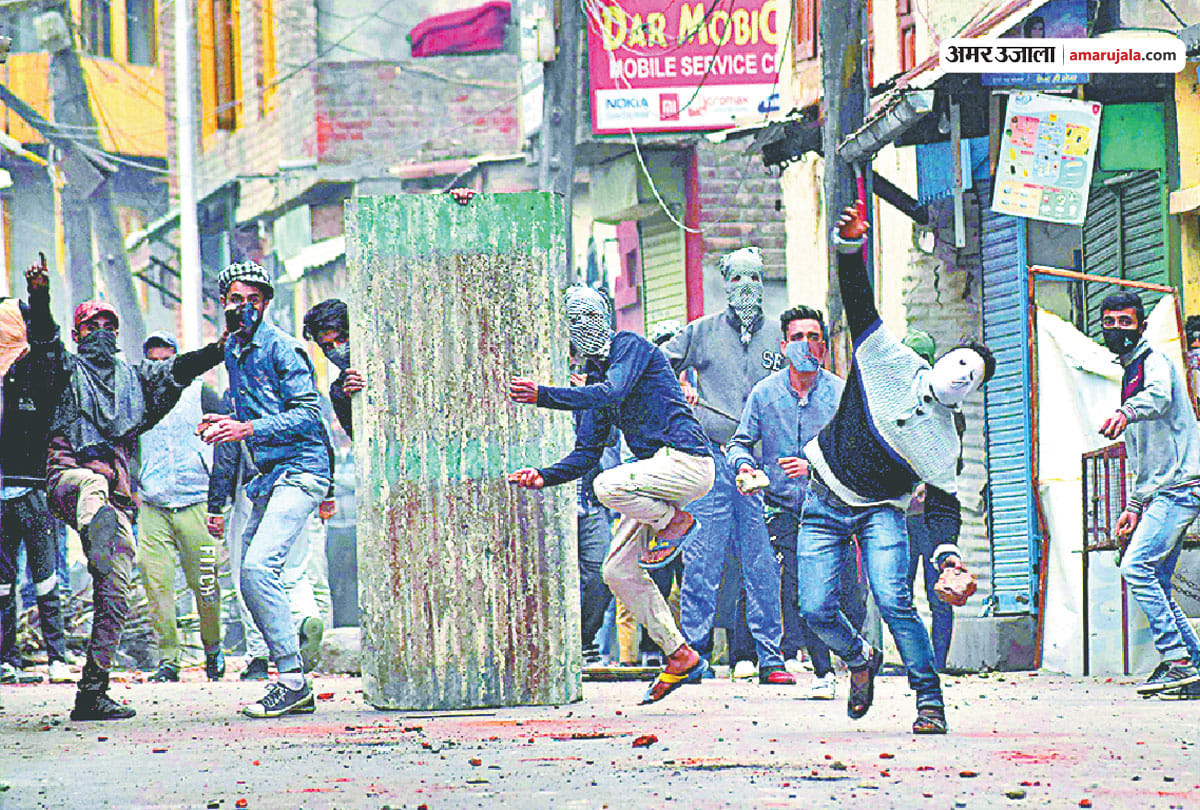 stone pelters clash with security forces in pulwama jammu kashmir