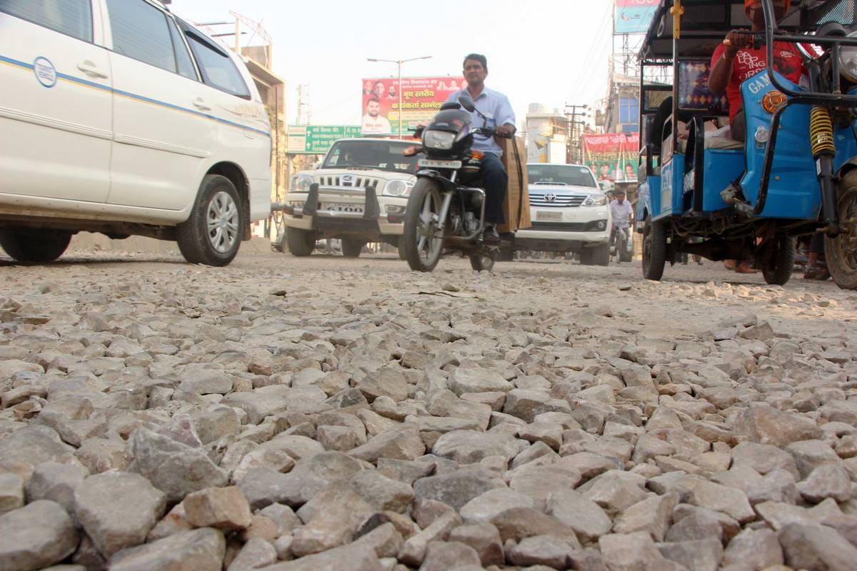 minister of state threaten engineer for bad road condition in varanasi