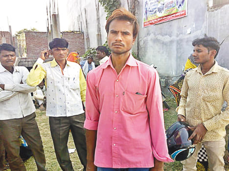 अस्पताल के बाहर मौजूद परिजन