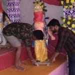 पंडाल में प्रतिमाओं को स्थापित करते समिति के अध्यक्ष अशफाक हैदर।