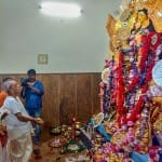 प्रणब मुृखर्जी मां दुर्गा को पुष्पांजलि अर्पित करते हुए