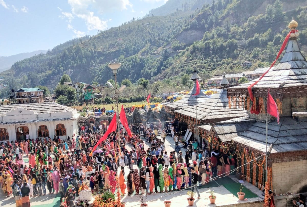 Hundreds of devotees bowed their head on Ashtami at Hatkoti temple in Shimla.