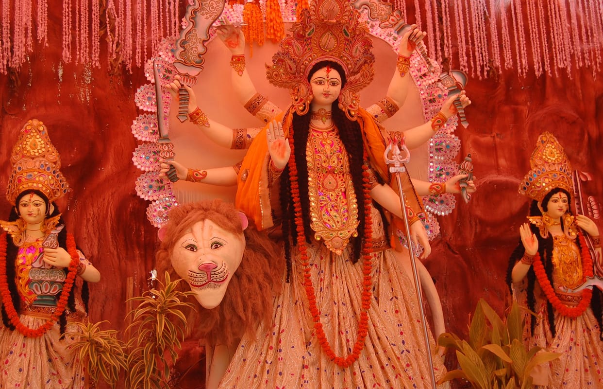 अष्टमी पर पूजा पंडालों में उमड़े श्रद्धालु