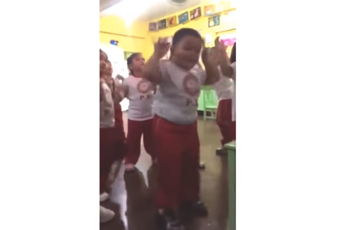Video viral of Kindergarten baby who start dancing during class