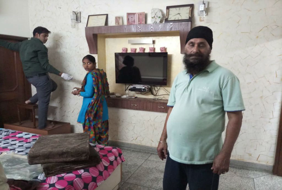 robbers tried to loot in Shoe trader house in agra