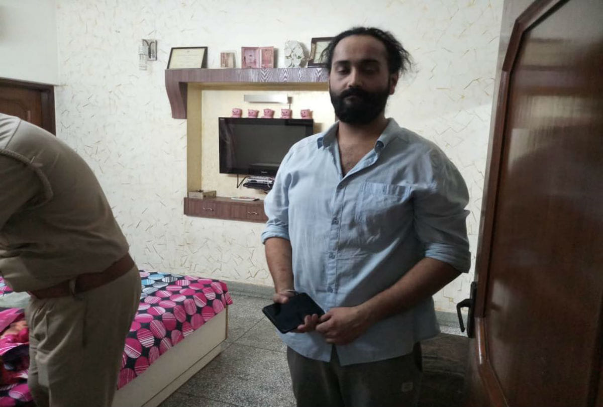 robbers tried to loot in Shoe trader house in agra