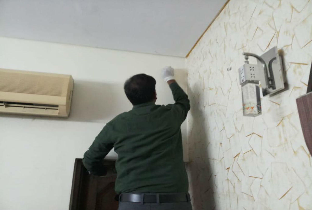 robbers tried to loot in Shoe trader house in agra