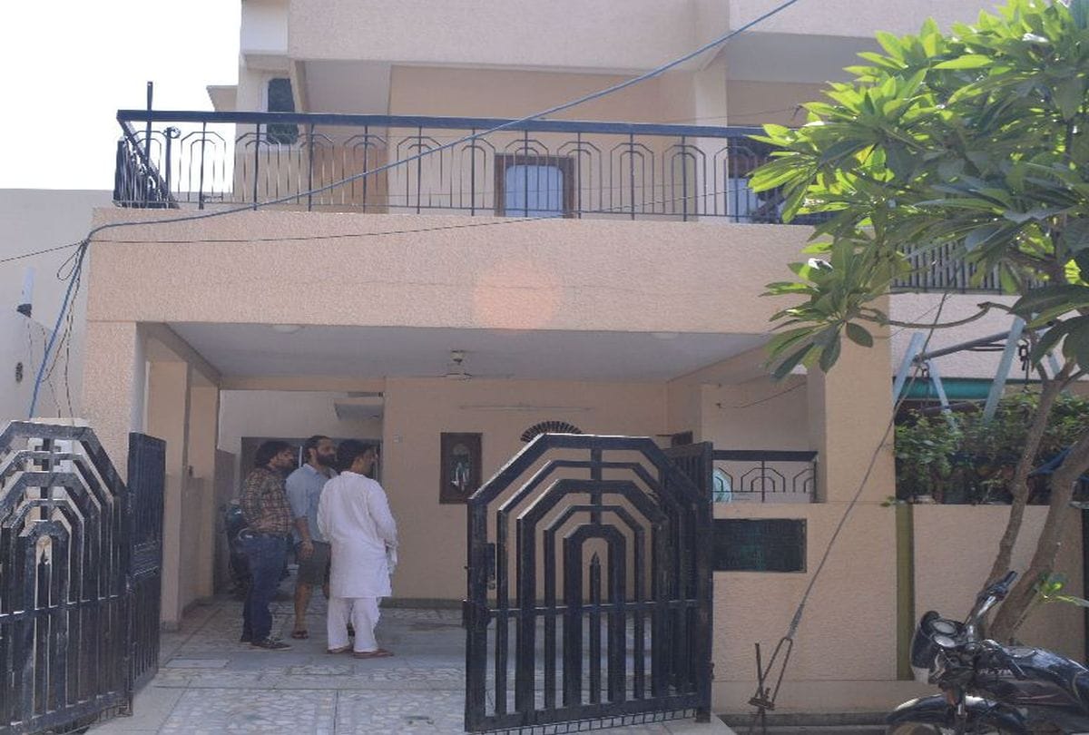 robbers tried to loot in Shoe trader house in agra