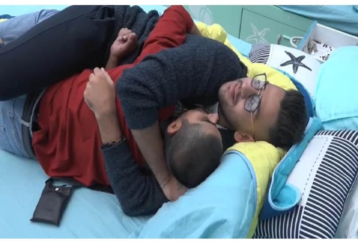 bigg boss romil and deepak thakur get touch on bed
