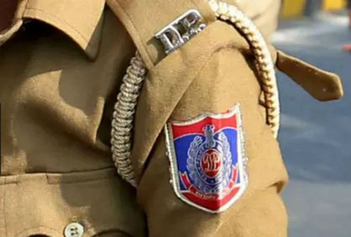 mathura's man cheated to delhi police asi on name of jobs