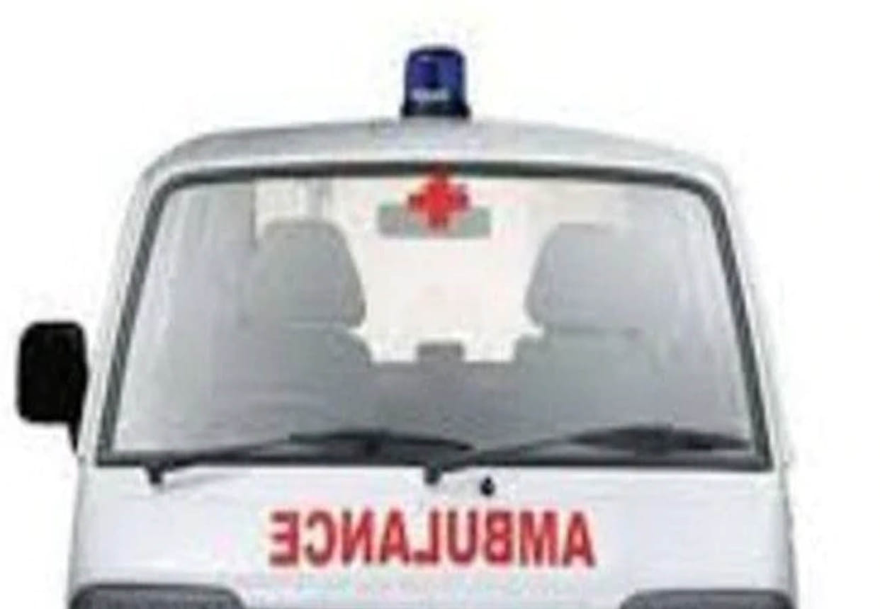 eight injured in high speed Ambulance collided with dividers